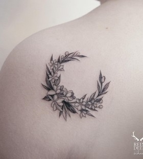 lovely-back-shoulder-flower-tattoo