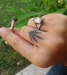 marijana leaf tattoo
