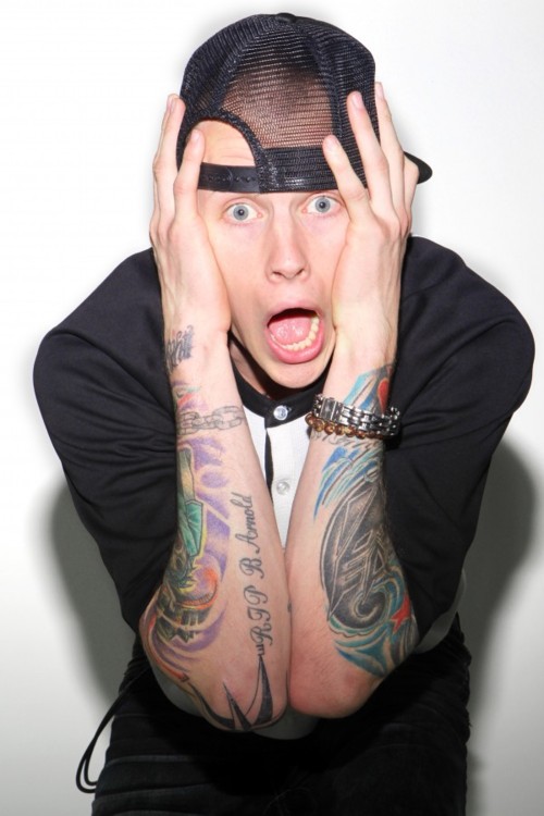 Machine Gun Kelly – Awesome Tattoo Artist