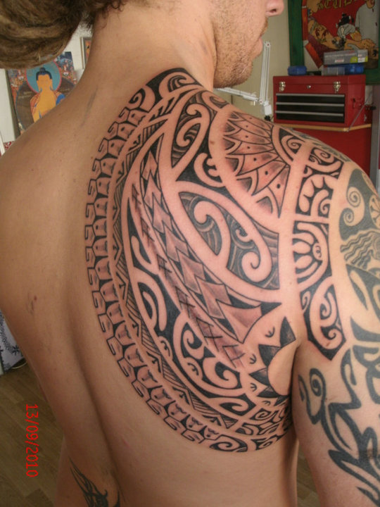 Awesome Celtic Shoulder Blade Tattoo Design