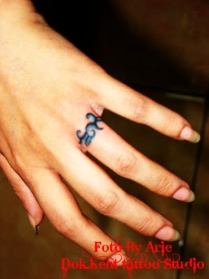 Unique Ring Finger Tattoo Design Pic