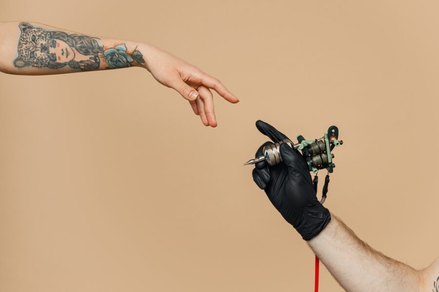 Close,Up,Cropped,Photo,Of,Tattooer,Master,Artist,Male,Hold